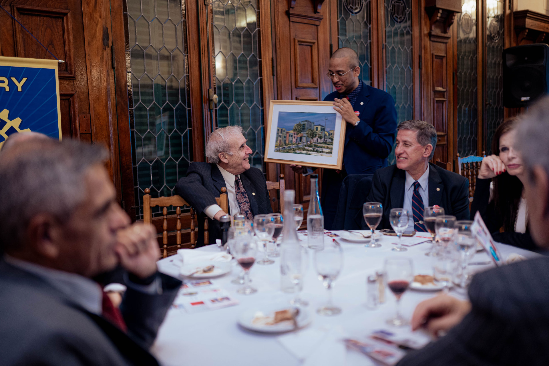 Paulo Conteo entregando un reconocimiento durante el encuentro del Rotary Club Belgrano