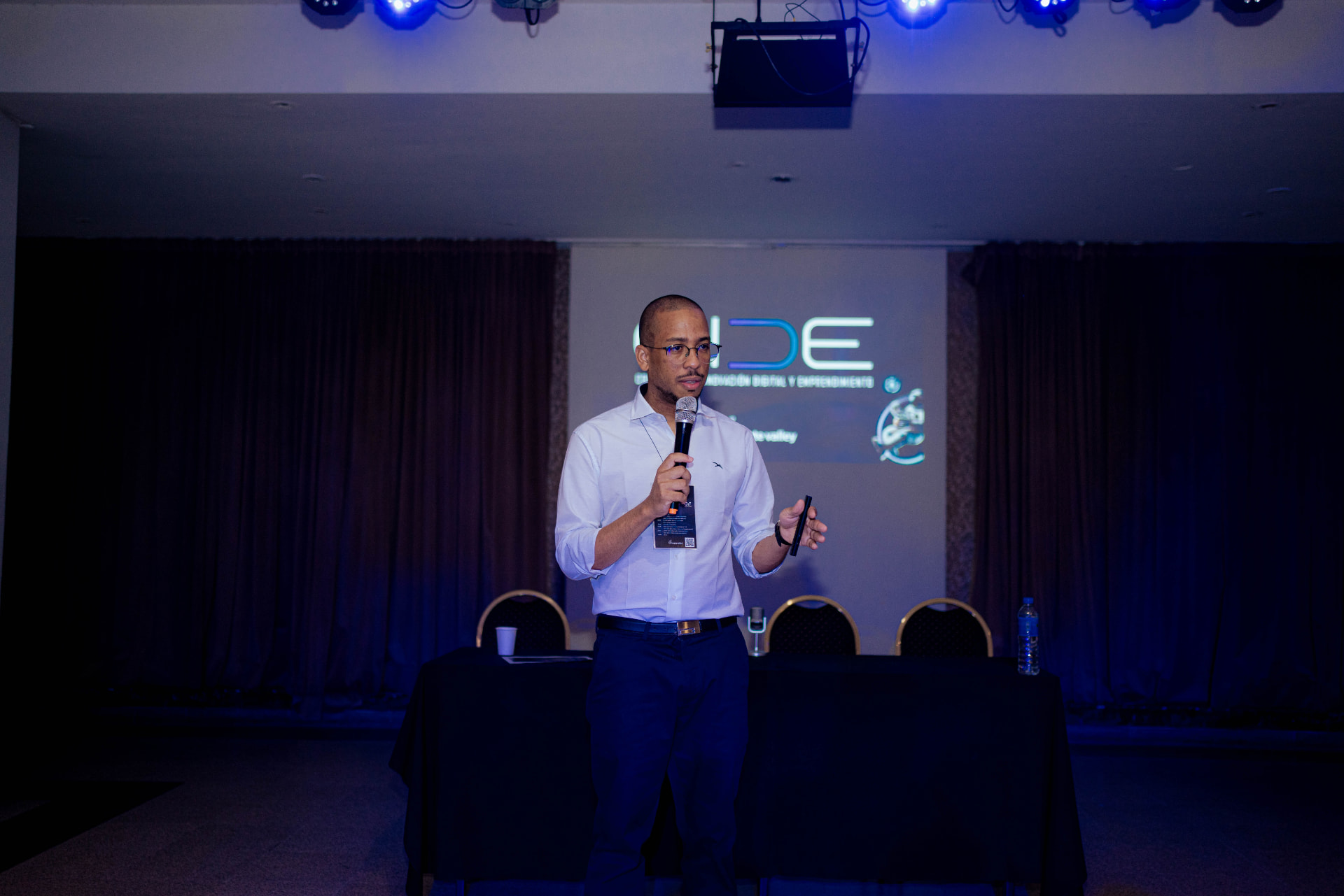 Paulo Conteo exponiendo en un encuentro empresarial en Buenos Aires